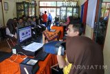 Sejumlah siswa melakukan proses perekaman KTP-elektonik (KTP-E) di SMK PGRI 5, Kencong, Jember, Jawa Timur, Jumat (7/4). Dinas Kependudukan Dan Pencatatan Sipil Jember melakukan jemput bola ke sekolah-sekolah untuk perekaman KTP-E untuk wajib KTP pemula, pembuatan akta kelahiran karena siswa kesulitan mendapatkan KTP saat waktu sekolah. Antara Jatim/Seno/zk/17.