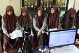 Sejumlah siswa melakukan proses perekaman KTP-elektonik (KTP-E) di SMK PGRI 5, Kencong, Jember, Jawa Timur, Jumat (7/4). Dinas Kependudukan Dan Pencatatan Sipil Jember melakukan jemput bola ke sekolah-sekolah untuk perekaman KTP-E untuk wajib KTP pemula, pembuatan akta kelahiran karena siswa kesulitan mendapatkan KTP saat waktu sekolah. Antara Jatim/Seno/zk/17.