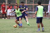 Pesepakbola Persiba Balikpapan melakukan latihan untuk menghadapi kompetisi Liga I di stadion luar Gajayana, Malang, Jawa Timur, Jumat (7/4). Persiba Balikpapan pindah markas ke Stadion Gajayana Malang hingga stadion Batakan Balikpapan selesai dibangun. Antara Jatim/Ari Bowo Sucipto/zk/17. 