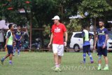 Pelatih Persiba Balikpapan,  Timo Scheunemann memimpin latihan untuk menghadapi kompetisi Liga I di stadion luar Gajayana, Malang, Jawa Timur, Jumat (7/4). Persiba Balikpapan pindah markas ke Stadion Gajayana Malang hingga stadion Batakan Balikpapan selesai dibangun. Antara Jatim/Ari Bowo Sucipto/zk/17. 