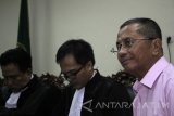 Terdakwa kasus dugaan korupsi pelepasan aset PT PWU Jatim, Dahlan Iskan (kanan) saat menjalani sidang tuntutan di Pengadilan Tindak Pidana Korupsi (Tipikor) Juanda, Sidoarjo, Jawa Timur, Jumat (7/4). Terdakwa dituntut 6 tahun penjara dengan denda Rp750 juta serta mengganti rugi sebesar Rp 8,3 Miliar yang dibagi dua dengan PT Sempulur Adi Mandiri sebagai pembeli aset di Kediri dan Tulungagung. Antara Jatim/Umarul Faruq/zk/17