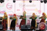 Sejumlah putri Aceh memperlihatkan kebolehan membawakan tarian tradisional Ranup Lampuan saat berlangsung Festival Budaya dan Kuliner Pelindo 1 di Lhokseumawe, Aceh, Sabtu (8/4). Festival bertajuk ''Lhokseumawe Beranda Depan Indonesia'' itu upaya BUMN dan pemerintah (memperkenalkan kekayaan budaya di tanah air. ANTARA FOTO/Rahmad)