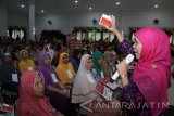 Menteri Sosial Khofifah Indar Parawansa (kanan) memberi sambutan pada acara penyerahan bantuan sosial Program Keluarga Harmoni (PKH) secara nontunai di Gedung Gradhika Bhakti Praja Kota Pasuruan, Jawa Timur, Sabtu (8/4). Kementerian Sosial RI menyiapkan rancangan untuk perluasan Program Keluarga Harapan (PKH) dan Bantuan Pangan Non-Tunai (BPNT) tahun 2018 mencapai 10 juta Keluarga Penerima Manfaat (KPM). Antara Jatim/Umarul Faruq/zk/17