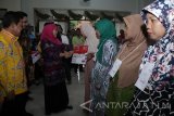 Menteri Sosial Khofifah Indar Parawansa (ketiga kiri) menyerahkan secara simbolis bantuan pada acara penyerahan bantuan sosial Program Keluarga Harmoni (PKH) secara nontunai di Gedung Gradhika Bhakti Praja Kota Pasuruan, Jawa Timur, Sabtu (8/4). Kementerian Sosial RI menyiapkan rancangan untuk perluasan Program Keluarga Harapan (PKH) dan Bantuan Pangan Non-Tunai (BPNT) tahun 2018 mencapai 10 juta Keluarga Penerima Manfaat (KPM). Antara Jatim/Umarul Faruq/zk/17