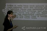 Marjolein Van Pagee memberikan penjelasan saat acara Film Screening berjudul 'Archief Van Tranen' di ruang Audio Visual Museum 10 November, Surabaya, Jawa Timur, Minggu (9/4). Kegiatan berupa pemutaran film 'Archief Van Tranen', diskusi dan kunjungan ke Balai Pemuda (Simpangsche Societeit) yang digelar oleh komunitas pecinta sejarah Roode Brug Soerabaia tersebut bertujuan untuk menunjukkan kepada generasi muda Indonesia bagaimana Belanda menggambarkan Bung Tomo. Antara Jatim/Didik Suhartono/zk/17 