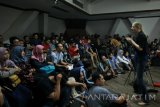 Marjolein Van Pagee (kanan) memberikan penjelasan saat acara film screening berjudul 'Archief Van Tranen' di ruang Audio Visual Museum 10 November, Surabaya, Jawa Timur, Minggu (9/4). Kegiatan berupa pemutaran film 'Archief Van Tranen', diskusi dan kunjungan ke Balai Pemuda (Simpangsche Societeit) yang digelar oleh komunitas pecinta sejarah Roode Brug Soerabaia tersebut bertujuan untuk menunjukkan kepada generasi muda Indonesia bagaimana Belanda menggambarkan Bung Tomo. Antara Jatim/Didik Suhartono/zk/17 