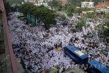 Ratusan ribu warga Nahdliyin mengikuti Istighosah Kubro di Gelora Delta Sidoarjo, Jawa Timur, Minggu (9/4). Istighosah Kubro tersebut dalam rangka Harlah ke-94 Nahdlatul Ulama yang bertemakan 'Mengetuk Pintu Langit Menggapai Nurullah' bertujuan untuk mendoakan keselamatan bangsa. Antara Jatim/Umarul Faruq/zk/17