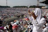 Ratusan ribu warga Nahdliyin mengikuti Istighosah Kubro di Gelora Delta Sidoarjo, Jawa Timur, Minggu (9/4). Istighosah Kubro tersebut dalam rangka Harlah ke-94 Nahdlatul Ulama yang bertemakan 'Mengetuk Pintu Langit Menggapai Nurullah' bertujuan untuk mendoakan keselamatan bangsa. Antara Jatim/Umarul Faruq/zk/17