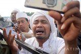 Ratusan ribu warga Nahdliyin mengikuti Istighosah Kubro di Gelora Delta Sidoarjo, Jawa Timur, Minggu (9/4). Istighosah Kubro tersebut dalam rangka Harlah ke-94 Nahdlatul Ulama yang bertemakan 'Mengetuk Pintu Langit Menggapai Nurullah' bertujuan untuk mendoakan keselamatan bangsa. Antara Jatim/Umarul Faruq/zk/17