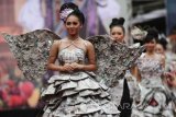 Model memperagakan busana dari kertas koran bekas dalam Fashion On The Street 2017 dengan tema Batik Etnik dan Daur Ulang di depan Balaikota, Malang, Jawa Timur, Minggu (9/4). Peragaan busana tersebut diadakan untuk memberi kesempatan berkompetisi bagi ratusan peserta yang terdiri dari para desainer muda untuk berkreasi dengan bahan daur ulang dan bahan batik etnik. Antara Jatim/Ari Bowo Sucipto/zk/17. 