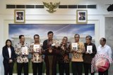 Komisioner Komisi Pemilihan Umum periode 2012-2017 Ida Budhianti (kiri), Ferry Kurnia Riskiansyah (kedua kiri), Sigit Pamungkas (ketiga kiri), Juri Ardiantoro (keempat kiri), Arief Budiman (keempat kanan), Hasyim Asyari (ketiga kanan), Hadar Nafis Gumay (kedua kanan) dan Sekjen KPU Arif Rahman (kanan) menyampaikan keterangan kepada wartawan usai diterima Presiden Joko Widodo di Kantor Presiden, Jakarta, Senin (10/4). Dalam pertemuan tersebut, KPU menyerahkan laporan kinerja selama lima tahun yang terangkum dalam lima buku. ANTARA FOTO/Puspa Perwitasari/wdy/17