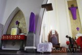 Pekerja membersihkan altar dan memasang dekorasi di Gereja Katedral Ijen, Malang, Jawa Timur, Senin (10/4). Sejumlah gereja di kawasan tersebut mulai dihias dan dibersihkan untuk memberi kenyamanan pada umat Katolik yang akan melaksanakan rangkaian ibadah Paskah. Antara Jatim/Ari Bowo Sucipto/zk/17.