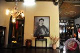 Dua wisatawan berada di salah satu ruangan di Rumah Tjong A Fie di Jalan Ahmad Yani Medan, Sumatra Utara, Minggu (9/4). Rumah Tjong A Fie yang menjadi salah satu cagar budaya dan destinasi wisata di Kota Medan tersebut, adalah kediaman peninggalan Tjong A Fie (1860 - 1921) yang merupakan seorang pengusaha, bankir dan kapitan asal Tiongkok serta sukses membangun bisnis perkebunan di Sumatera. ANTARA FOTO/Jessica Helena Wuysang/17