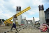 Seorang pekerja berada di lokasi pengerjaan jalur rel layang kereta api di kawasan Jalan Perintis Kemerdekaan, Medan, Sumatra Utara, Minggu (9/4). Pembangunan rel kereta api layang sepanjang delapan kilometer menuju Bandara Kualanamu tersebut, ditargetkan selesai pada akhir 2017. ANTARA FOTO/Jessica Helena Wuysang/17
