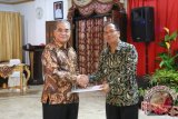 Bupati Hulu Sungai Selatan (HSS) H Achmad Fikry menyambut kedatangan Tim Pemeriksa BPK RI Perwakilan Provinsi Kalimantan Selatan dalam acara Entry Briefing Dan Ramah Tamah Dalam Rangka Pemeriksaan Laporan Keuangan Pemerintah Kabupaten HSS Tahun 2016, bertempat di Pendopo Hulu Sungai Selatan Selasa (11/4). Foto : Fathurrahman/Diskominfo HSS/Antara Kalsel