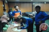 Salah satu anggota Unit Penanggulangan Bencana Swadaya (UPBS) di Kabupaten Tabalong mengambil dana bantuan dari Badan Penanggulangan Bencana Daerah (BPBD) setempat. Tiap anggota UPBS mendapatkan bantuan Rp150 ribu per bulan dari dana APBD Kabupaten.Foto Antaranews.Kalsel/Herlina Lasmianti