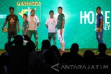 Sejumlah pesepak bola Persebaya Surabaya menunjukkan kostum (jersey) untuk laga kandang dan tandang  (home dan away jersey) saat peluncuran kostum Persebaya Surabaya di DBL Arena, Surabaya, Jawa Timur, Senin (10/4). Pada acara tersebut Persebaya Surabaya memperkenalkan kostum yang digunakan untuk kompetisi Liga 2. Antara Jatim/Didik Suhartono/zk/17