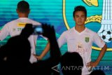 Sejumlah pesepak bola Persebaya Surabaya menunjukkan kostum (jersey) untuk laga kandang dan tandang  (home dan away jersey) saat peluncuran kostum Persebaya Surabaya di DBL Arena, Surabaya, Jawa Timur, Senin (10/4). Pada acara tersebut Persebaya Surabaya memperkenalkan kostum yang digunakan untuk kompetisi Liga 2. Antara Jatim/Didik Suhartono/zk/17