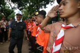 Sejumlah anggota Pramuka Brigade Penolong 1318 Nganjuk memberi hormat kepada Wakil Gubernur (wagub) Jawa Timur Saifullah Yusuf saat mengunjungi daerah longsor di Desa Janti, Nganjuk, Jawa Timur, Senin (10/4). Sebanyak 60 orang anggota pramuka dari sejumlah sekolah dilibatkan langsung ke posko tanggap bencana guna membantu ketersediaan logistik sebagai penunjang proses evakuasi korban longsong. Antara Jatim/Prasetia Fauzani/zk/17