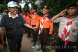 Sejumlah anggota Pramuka Brigade Penolong 1318 Nganjuk memberi hormat kepada Wakil Gubernur (wagub) Jawa Timur Saifullah Yusuf saat mengunjungi daerah longsor di Desa Janti, Nganjuk, Jawa Timur, Senin (10/4). Sebanyak 60 orang anggota pramuka dari sejumlah sekolah dilibatkan langsung ke posko tanggap bencana guna membantu ketersediaan logistik sebagai penunjang proses evakuasi korban longsong. Antara Jatim/Prasetia Fauzani/zk/17