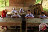 Sejumlah siswa belajar di dalam kelas berupa gubuk di Sekolah Yayasan Syahid Al-Hidaya Mamuju (YSAM), Kecamatan Simboro, Mamuju, Sulawesi Barat, Selasa (11/4). Sekolah yang memiliki 128 jumlah siswa tersebut kekurangan bangunan kelas yang permanen sehingga siswa harus belajar di ruangan kelas gubuk berlantai tanah dan beratap nipah. ANTARA FOTO/Akbar Tado/wdy/17.