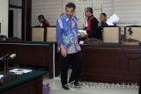 Terdakwa Wali Kota Madiun nonaktif Bambang Irianto menjalani sidang perdana kasus Korupsi proyek pembangunan pasar besar Kota Madiun di Pengadilan Tindak Pidana Korupsi (tipikor) Surabaya di Juanda, Sidoarjo, Jawa Timur, Selasa (11/4). Terdakwa terjerat kasus tindak pidana korupsi menerima gratifikasi sebesar Rp 50 miliar dalam proyek pembangunan Pasar Besar Kota Madiun selama menjabat Walikota Madiun tahun 2009-2012. Antara Jatim/Umarul Faruq/zk/17 