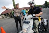 Kasat Lantas Polres Blitar AKP Argya Satrya Bhawana (Kiri) memberikan sosialisasi ujian praktik SIM (Surat Ijin Mengemudi) D kepada seorang penyandang disabilitas saat Uji Keterampilan SIM bagi penyandang disabilitas di Mapolres Blitar, Jawa Timur, Selasa (11/4).Pelayanan tersebut bertujuan untuk membantu para penyandang disabilitas didaerah itu agar bisa memiliki SIM yang sesuai dengan peruntukannya. Antara Jatim/Irfan Anshori/zk/17 