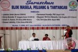 Deputi I Kepala Staf Kepresidenan Bidang Pengelolaan dan Pengendalian Program Prioritas Nasional Darmawan Prasodjo (kanan) menjadi pembicara bersama anggota Komisi VII DPR RI Mercy Barends (tengah) pada Sarasehan bertajuk 