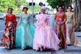 Model memeragakan busana kebaya rancangan desainer dari Asosiasi Perancang Pengusaha Mode Indonesia (APPMI) Surabaya dan Jakarta, di Pedestrian kota Surabaya, Jawa Timur, Selasa (11/4). Peragaan busana dengan tema 