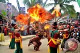 Atraksi api dibawakan beberapa penari adat Dayak dalam rangka memeriahkan Hari Jadi ke 18 Kabupaten Balangaan.Di ulang tahun yang ke 14 tahun, 8 April 2017, dengan tema Masyarakat Mufakat, Hari Jadi Manyalamat, Banua Sanggam Babarkat.(Foto Antaranews Kalsel/Roly Supriadi/f).