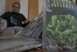 Komikus Ardian Syaf dengan latar depan buku gambar animasi bercerita produksi perusahaan komik internasional Marvel Cimics dan DC Comics di Desa Tenggur, Tulungagung, Jawa Timur, Kamis (13/4). Ardian Syaf mengaku tidak menyangka keisengannya menyisipkan kode 'QS 5:51' dan '212' dalam edisi komik internasional X-Man Gold #1 yang merujuk pada simbol surat Al-Maidah ayat 51  serta aksi damai 212 pada 2 Desember 2016 di Jakarta itu berujung kontroversi yang mengakhiri kariernya di perusahaan komik internasional Marvel dan DC, Amerika Serikat. Antara Jatim/Destyan Sujarwoko/zk/17 