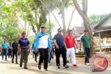 Wali Kota Banjarbaru, H Nadjmi Adhani didampingi Ketua DPRD  H AR Iwansyah jalan santai bersama menyusuri Sungai Kemuning dalam rangka HUT ke 18 Kota Banjarbaru di Keluhan Guntung Paikat, Mingggu (9/4). 