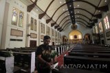 Seorang petugas mempersiapkan perlengkapan untuk ibadah Kamis Putih di Gereja Katedral Hati Kudus Yesus di Surabaya, Jawa Timur, Kamis (13/4). Sejumlah persiapan dilakukan pihak gereja menjelang Tri Hari Suci Paskah (Kamis Putih, Jumat Agung dan Sabtu Vigili-Minggu Paskah Kebangkitan Tuhan). Antara Jatim/Moch Asim/zk/17