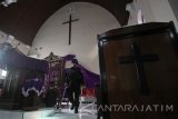 Personel gegana dari Satbrimob Polda Jawa Timur melakukan penyisiran saat sterilisasi di Gereja Kristen Jawi Wetan (GKJW), Surabaya, Jawa Timur, Kamis (13/4). Sterilisasi yang dilakukan di sejumlah gereja di Surabaya tersebut bertujuan untuk memberikan rasa aman bagi umat kristiani menjelang perayaan Paskah. Antara Jatim/Moch Asim/zk/17