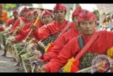 Sejumlah laki-laki memainkan musik tradisional Gendang Beleq Sasak Lombok di Mataram, NTB, Kamis (13/4). Gendang Beleq ialah salah satu kesenian musik tradisional Suku Sasak yang pada zaman dahulu biasanya dimainkan sebagai penyemangat prajurit yang akan pergi berperang. Saat ini kesenian ini banyak digunakan sebagai musik pengiring dalam suatu perhelatan acara serta upacara adat seperti pernikahan dan sunatan. ANTARA FOTO/Ahmad Subaidi/wdy/17
