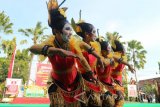 Sejumlah penari memperagakan Tari Thengul di Mapolres Bojonegoro, Jawa Timur, Rabu (12/4). Tari Thengul yang menjadi tarian khas daerah setempat semakin memasyarakat, meskipun gerakannya kaku, tetapi mengesankan lucu. Antara Jatim/Slamet Agus Sudarmojo/zk/17
