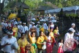 Umat Hindu membawa sesajen saat persembahyangan Hari Raya Kuningan di Pura Sakenan, Denpasar, Bali, Sabtu (15/4). Hari Raya Kuningan merupakan rangkaian upacara Hari Raya Galungan yaitu perayaan kemenangan \
