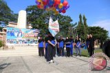 Bupati Kabupaten Hulu Sungai Selatan (HSS) H. Achmad Fikry menerbangkan balon sebagai tanda dimulainya pelaksanaan Pemusatan Latihan KONI Hulu Sungai Selatan, di Lapangan Lambung Mangkurat, Kandangan, Minggu (16/4) Foto : Fathurrahman/Dinas Kominfo HSS/Antara Kalsel