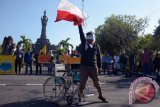 Pengunjuk rasa menggelar teatrikal dalam aksi melawan koruptor di Monumen Bajra Sandhi Denpasar, Minggu (16/4). Massa yang tergabung dalam Masyarakat Bali Anti Korupsi mendesak penegak hukum mengusut tuntas kasus teror yang menimpa penyidik Komisi Pemberantasan Korupsi (KPK), Novel Baswedan serta mendorong KPK agar tidak takut melawan koruptor. ANTARA FOTO/Wira Suryantala/nym/17.