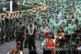 Panglima Komando Daerah Militer (Pangdam) V/Brawijaya Mayjen TNI Kustanto Widiatmoko (tengah) bersama isterinya Santi Widiatmoko (kanan) berjalan di antara barisan prajurit saat upacara tradisi penyambutan Pangdam V/Brawijaya di Surabaya, Jawa Timur, Jumat (14/4). Mayjen TNI Kustanto Widiatmoko yang sebelumnya menjabat sebagai Panglima Kodam IX/Udayana menggantikan Mayjen I Made Sukadana sebagai Pangdam V/Brawijaya sejak 31 Maret 2017. Antara Jatim/Moch Asim/zk/17