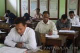 Peserta mengerjakan soal bahasa Indonesia dalam Ujian Kejar Paket C di SDN Beran 5, Ngawi, Jawa Timur, Sabtu (15/4). Ujian kejar paket C atau ujian setara SMA di kawasan tersebut diikuti 183 peserta dari berbagai usia. Antara Jatim/Ari Bowo Sucipto/zk/17