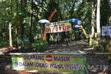 Wisatawan berada di kawasan Wana Wisata Grape di Kabupaten Madiun, Jawa Timur, Sabtu (15/4). Pasca terjadinya musibah lima pelajar Madrasah Tsanawiyah hanyut di sungai saat mengikuti 'outbond' Senin (10/4), kawasan wisata hutan tersebut ditutup sementara sampai waktu yang belum ditentukan guna dilakukan evaluasi. Antara Jatim/Foto/Siswowidodo/17