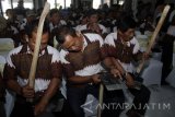 elaku Industri Kecil dan Menengah serta sejumlah petani mengamati cangkul usai acara sosialisasi pemenuhan kebutuhan bahan baku dan alat perkakas pertanian dalam negeri di Balai Pengembangan Industri Persepatuan Indonesia di Tanggulangin, Sidoarjo, Jawa Timur, Senin (17/4). Kementrian Perindustrian menyerahkan secara simbolis 100 cangkul dari total 1000 cangkul untuk pelaku Industri Kecil dan Menengah serta sejumlah petani sebagai realisasi dari komitmen Kementrian Perindustrian dalam memacu produktivitas IKM sektor alat perkakas pertanian non-mekanik sekaligus memenuhi kebutuhan pasar dalam negeri. Antara Jatim/Umarul Faruq/zk/17