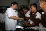 Menteri Perindustrian Airlangga Hartarto (kiri) menyerahkan secara simbolis 100 cangkul kepada pelaku Industri Kecil dan Menengah serta sejumlah petani dalam acara sosialisasi pemenuhan kebutuhan bahan baku dan alat perkakas pertanian dalam negeri di Balai Pengembangan Industri Persepatuan Indonesia di Tanggulangin, Sidoarjo, Jawa Timur, Senin (17/4). Kementrian Perindustrian menyerahkan secara simbolis 100 cangkul dari total 1000 cangkul untuk pelaku Industri Kecil dan Menengah serta sejumlah petani sebagai realisasi dari komitmen Kementrian Perindustrian dalam memacu produktivitas IKM sektor alat perkakas pertanian non-mekanik sekaligus memenuhi kebutuhan pasar dalam negeri. Antara Jatim/Umarul Faruq/zk/17 