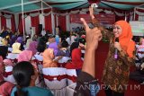 Menteri Sosial Khofifah Indar Parawansa memberikan pengarahan kepada para penerima manfaat bantuan sosial Program Keluarga Harapan (PKH)  di Alun-alun Kota Madiun, Jawa Timur, Senin (17/4). Kementerian Sosial menyalurkan bantuan sosial nontunai Program Keluarga Harapan (PKH) kepada 1.922 Keluarga Penerima Manfaat (KPM) di Kota Madiun sebesar Rp1.890.000 per KPM yang diterimakan empat kali selama 2017. Antara Jatim/Siswowidodo/zk/17