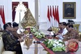 Presiden Joko Widodo (ketiga kanan) didampingi Menkopolhukam Wiranto (keempat kanan), Menko bidang Kemaritiman Luhut Panjaitan (kedua kanan), dan Seskab Pramono Anung (kanan) menerima laporan Ikhtisar Hasil Pemeriksaan Semester (IHPS) II Tahun 2016 dari pimpinan Badan Pemeriksa Keuangan di Istana Merdeka, Jakarta, Senin (17/4). BPK melaporkan sebanyak 5.810 temuan yang memuat 1.393 kelemahan Sistem Pengendalian Intern dan 6.201 permasalahan ketidakpatuhan senilai Rp19,48 triliun. ANTARA FOTO/Puspa Perwitasari/wdy/17