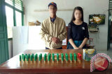 Dua warga Negara Malaysia beserta alat bukti berupa 30 butir peluru berasal dari Malaysia. (Foto Antara Kalbar/Timotius)

