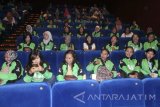 Puluhan srikandi Gojek menmyaksikan film Kartini di XXI di Ciputra World Surabaya, Selasa (18/4). Gojek memperingati Hari Kartini 2017 dengan menggelar Nonton Bareng (Nobar) Film Kartini bersama mitra-mitra driver dan talent Go-Life perempuan yang berprestasi. Antara Jatim/Iwan/Zk/17