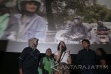 Pemeran utama Film Kartini Dian Sastrowardoyo memberikan sambutan di depan srikandi Gojek sebelum pemutaran film Kartini di XXI di Ciputra World Surabaya, Selasa (18/4). Gojek memperingati Hari Kartini 2017 dengan menggelar Nonton Bareng (Nobar) Film Kartini bersama mitra-mitra driver dan talent Go-Life perempuan yang berprestasi. Antara Jatim/Iwan/zk/17