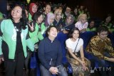 Pemeran utama Film Kartini Dian Sastrowardoyo berfoto bersama dengan srikandi Gojek sebelum pemutaran film Kartini di XXI di Ciputra World Surabaya, Selasa (18/4/2017). Gojek memperingati Hari Kartini 2017 dengan menggelar Nonton Bareng (Nobar) Film Kartini bersama mitra-mitra driver dan talent Go-Life perempuan yang berprestasi. Antara Jatim/Iwan/zk/17